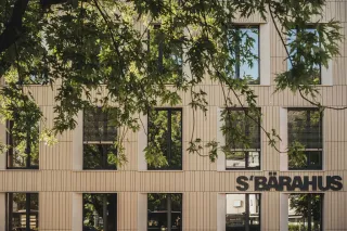 Keramikelemente für die vorgehängte hinterlüftete Keramikfassade Keramikelemente für die vorgehängte hinterlüftete Keramikfassade