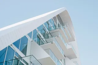 Keramikelemente für die vorgehängte hinterlüftete Keramikfassade Keramikelemente für die vorgehängte hinterlüftete Keramikfassade