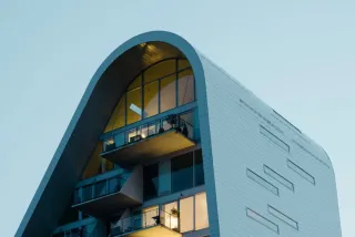 Keramikelemente für die vorgehängte hinterlüftete Keramikfassade Keramikelemente für die vorgehängte hinterlüftete Keramikfassade