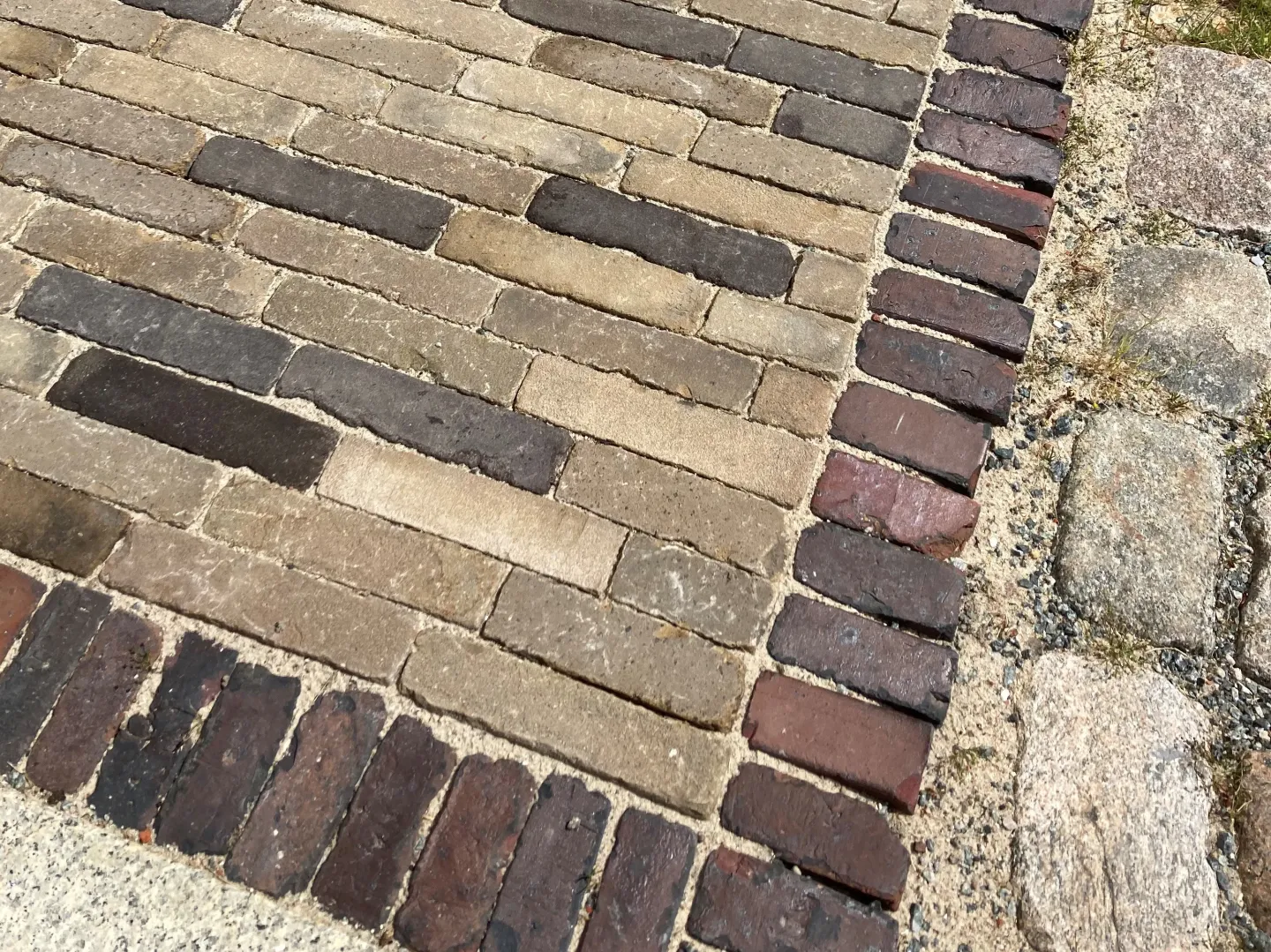 ReUse Pflasterklinker und Natursteinplatten für den Außenbereich ReUse Pflasterklinker und Natursteinplatten für den Außenbereich