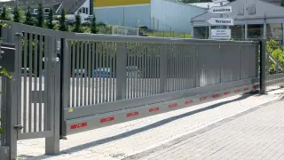 Schiebetore aus Stahl und Aluminium Schiebetore aus Stahl und Aluminium