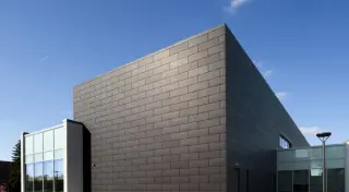 Vorhangfassaden mit dem Karrier-Paneelsystem Vorhangfassaden mit dem Karrier-Paneelsystem