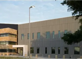 Vorhangfassaden mit dem Karrier-Paneelsystem Vorhangfassaden mit dem Karrier-Paneelsystem