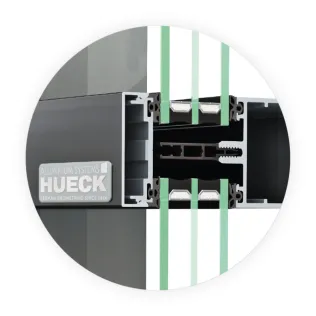 Detailansicht eines Aluminiumfensters mit thermischer Trennung und integrierten Dichtungen