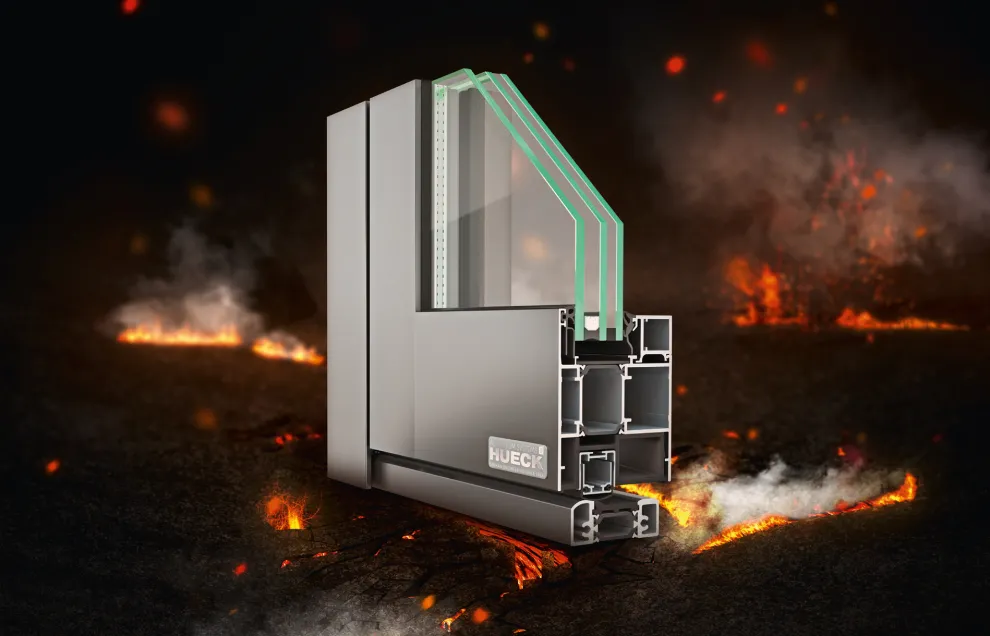 Fensterprofil aus Aluminium mit dreifach verglasten Scheiben und thermischer Trennung