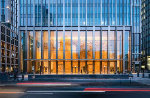 Fassade eines Bürogebäudes mit großflächigen Glasfronten und strukturierten Betonakzenten