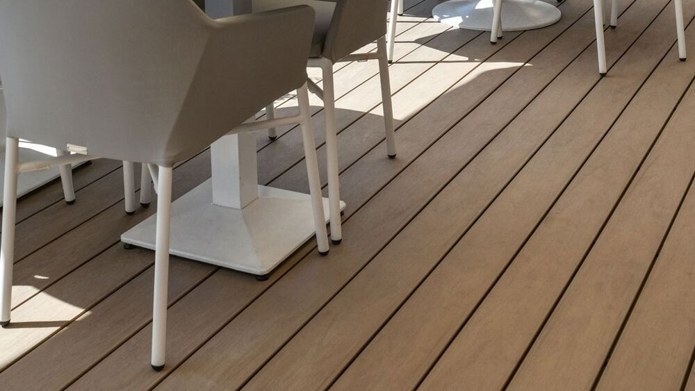 ​​​Co-extrudierte WPC-Massivdielen der NaturinForm „Piazza“-Familie