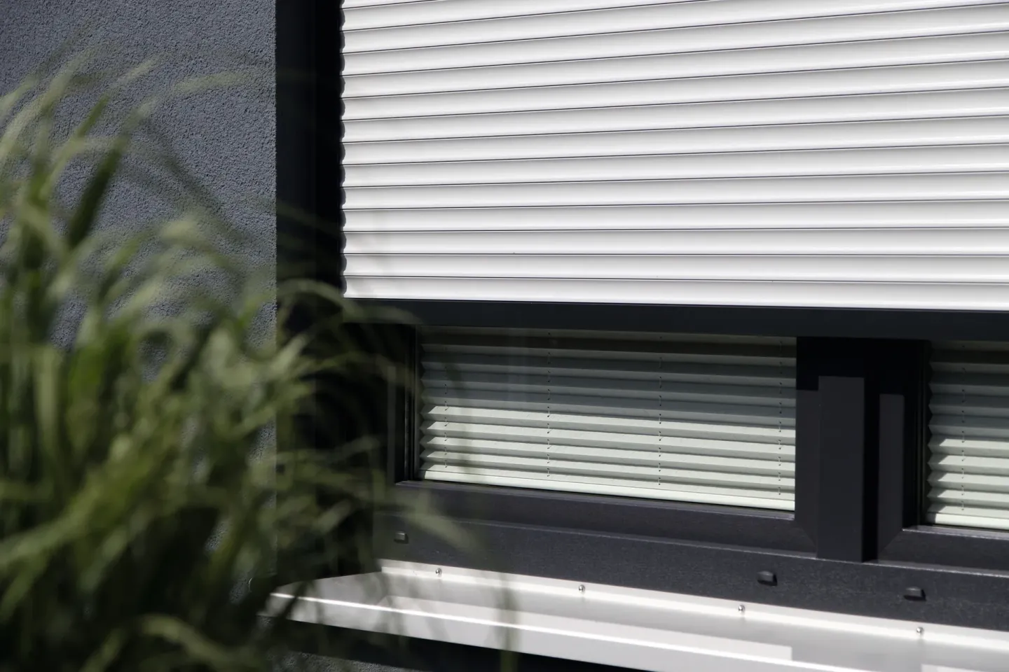 Sonnenschutz und Einbruchsschutz mit Rollladen Sonnenschutz und Einbruchsschutz mit Rollladen