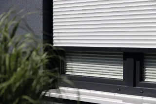 Sonnenschutz und Einbruchsschutz mit Rollladen Sonnenschutz und Einbruchsschutz mit Rollladen