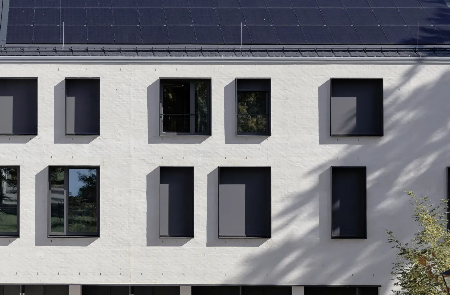 Textiler außenliegender Sonnenschutz mit Fenstermarkisen