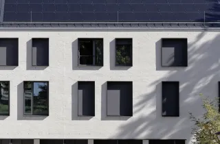 Textiler außenliegender Sonnenschutz mit Fenstermarkisen