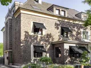 Textiler außenliegender Sonnenschutz mit Fenstermarkisen