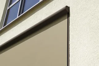 Textiler außenliegender Sonnenschutz mit Fenstermarkisen