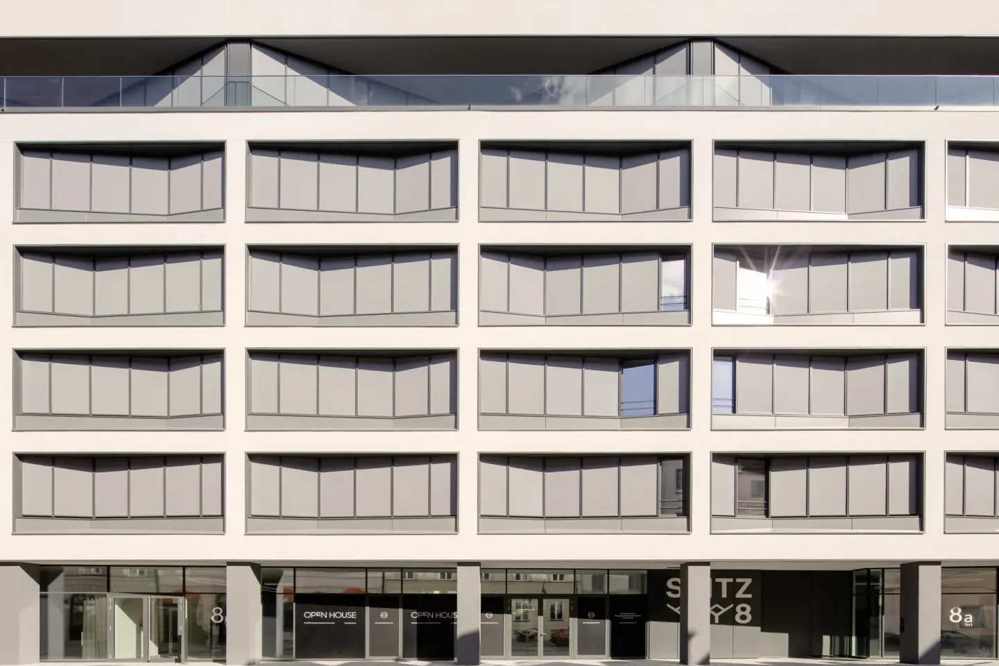Textiler außenliegender Sonnenschutz mit Fenstermarkisen
