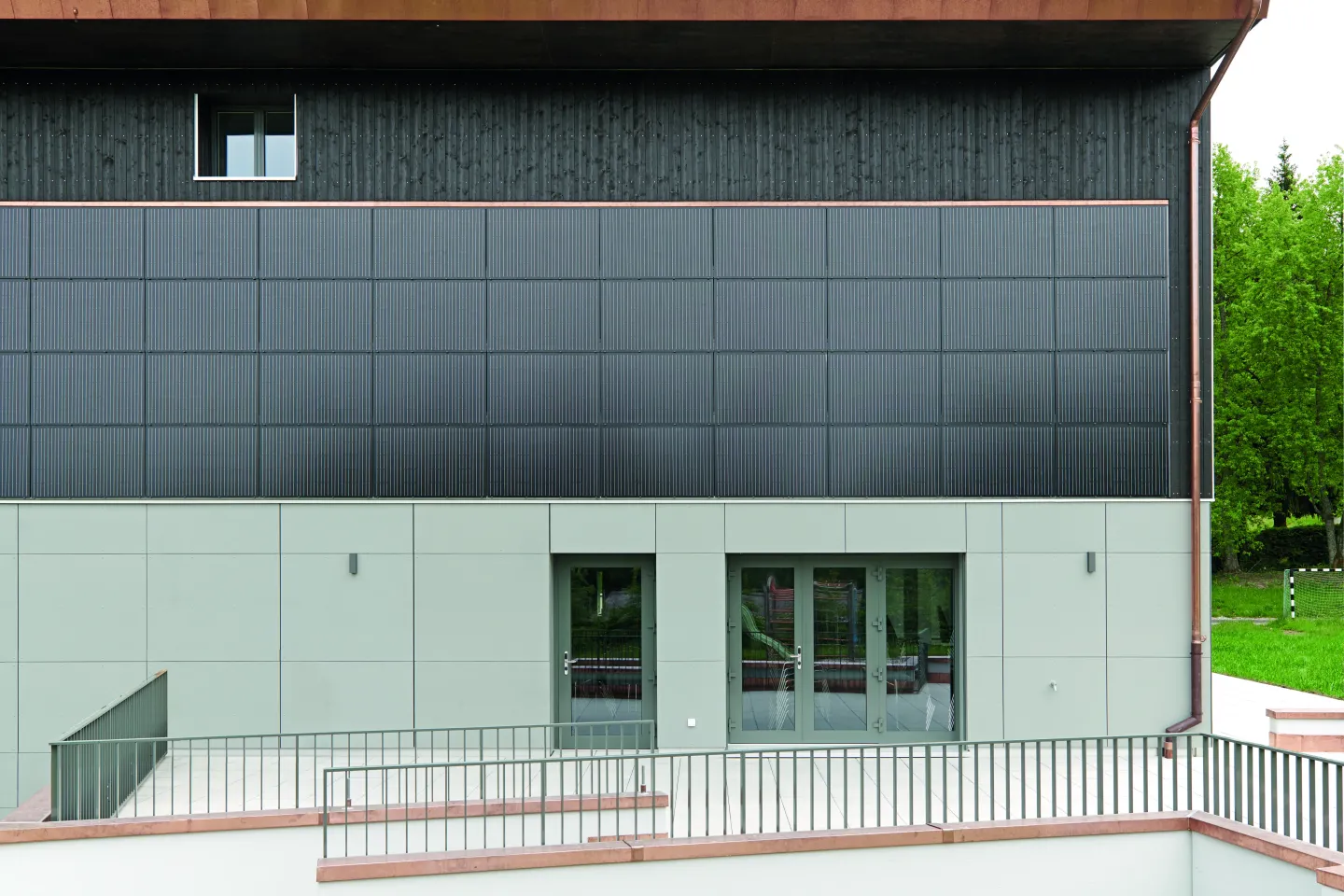 Integrierte Photovoltaiklösungen für die vorgehängte hinterlüftete Fassade Integrierte Photovoltaiklösungen für die vorgehängte hinterlüftete Fassade