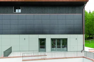 Integrierte Photovoltaiklösungen für die vorgehängte hinterlüftete Fassade Integrierte Photovoltaiklösungen für die vorgehängte hinterlüftete Fassade