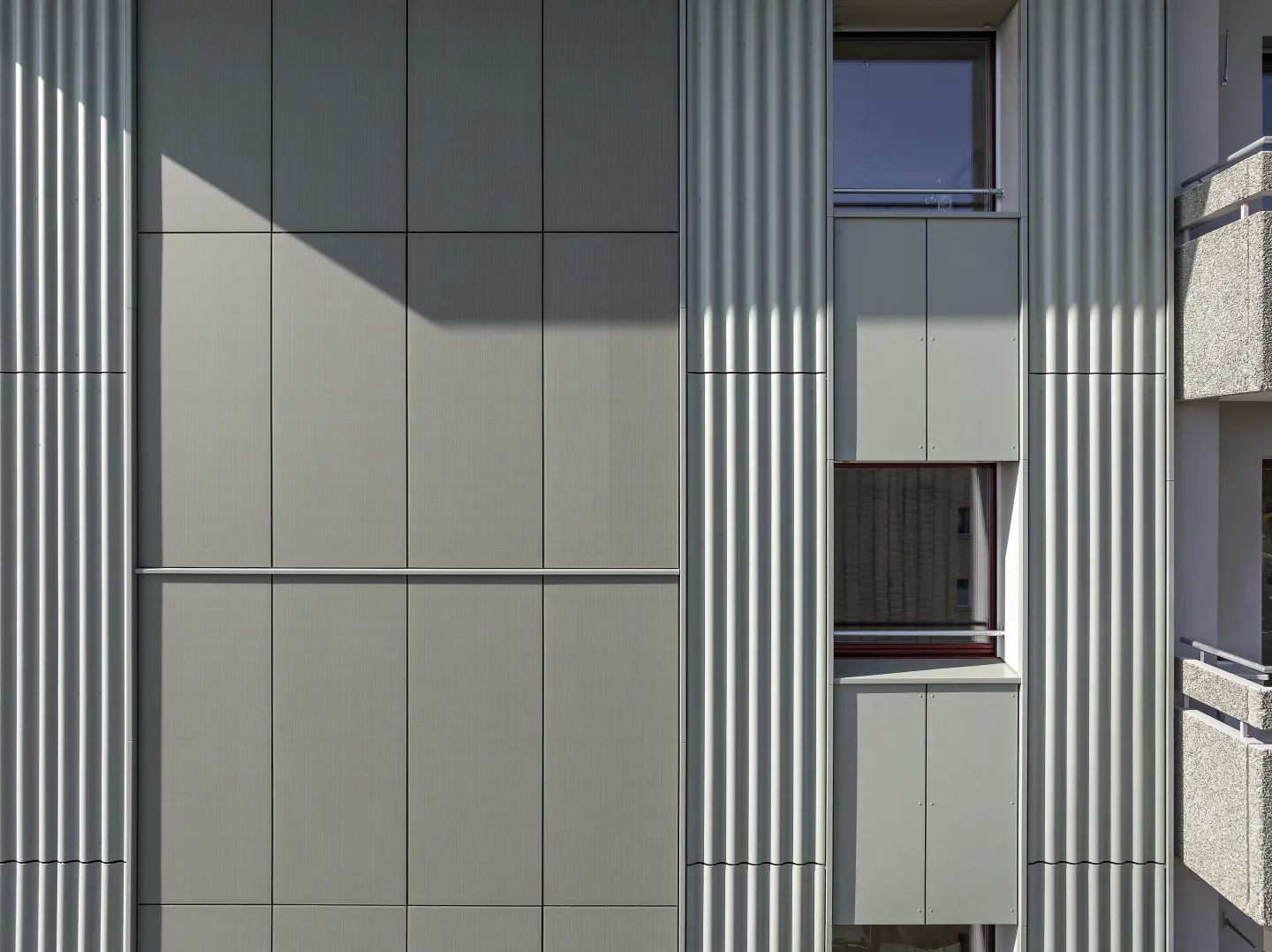 Integrierte Photovoltaiklösungen für die vorgehängte hinterlüftete Fassade Integrierte Photovoltaiklösungen für die vorgehängte hinterlüftete Fassade