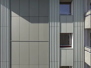 Integrierte Photovoltaiklösungen für die vorgehängte hinterlüftete Fassade Integrierte Photovoltaiklösungen für die vorgehängte hinterlüftete Fassade