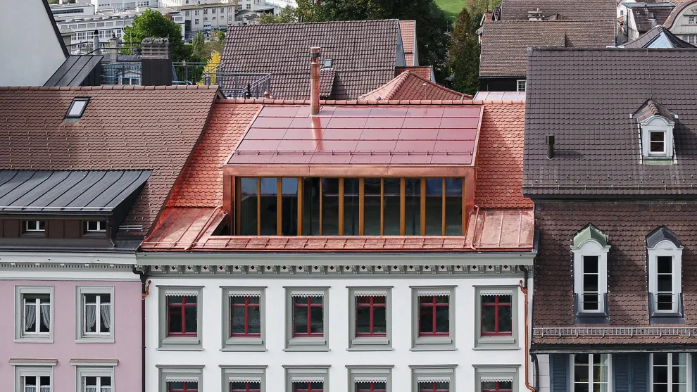Das PV-System „Swisspearl Sunskin Roof Lap“ verbindet Energieeffizienz mit architektonischem Anspruch – jetzt in erweiterten Farbvarianten. © Marcel Gantenbein, Schweiz Das PV-System „Swisspearl Sunskin Roof Lap“ verbindet Energieeffizienz mit architektonischem Anspruch – jetzt in erweiterten Farbvarianten. © Marcel Gantenbein, Schweiz