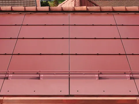 Mit „Swisspearl Sunskin Roof Lap” entsteht eine nahezu flächenebene, elegante Dachbekleidung, die ohne eine doppelte Verlegung von Dachplatten und PV-Modulen auskommt. © Marcel Gantenbein, Schweiz Mit „Swisspearl Sunskin Roof Lap” entsteht eine nahezu flächenebene, elegante Dachbekleidung, die ohne eine doppelte Verlegung von Dachplatten und PV-Modulen auskommt. © Marcel Gantenbein, Schweiz