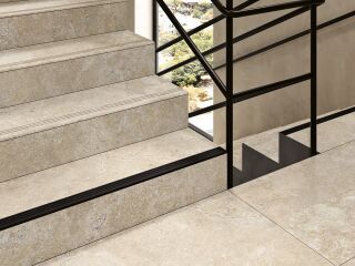 Sichere Stufen nach DIN 18040 – keramische Treppensysteme mit Kontraststreifen