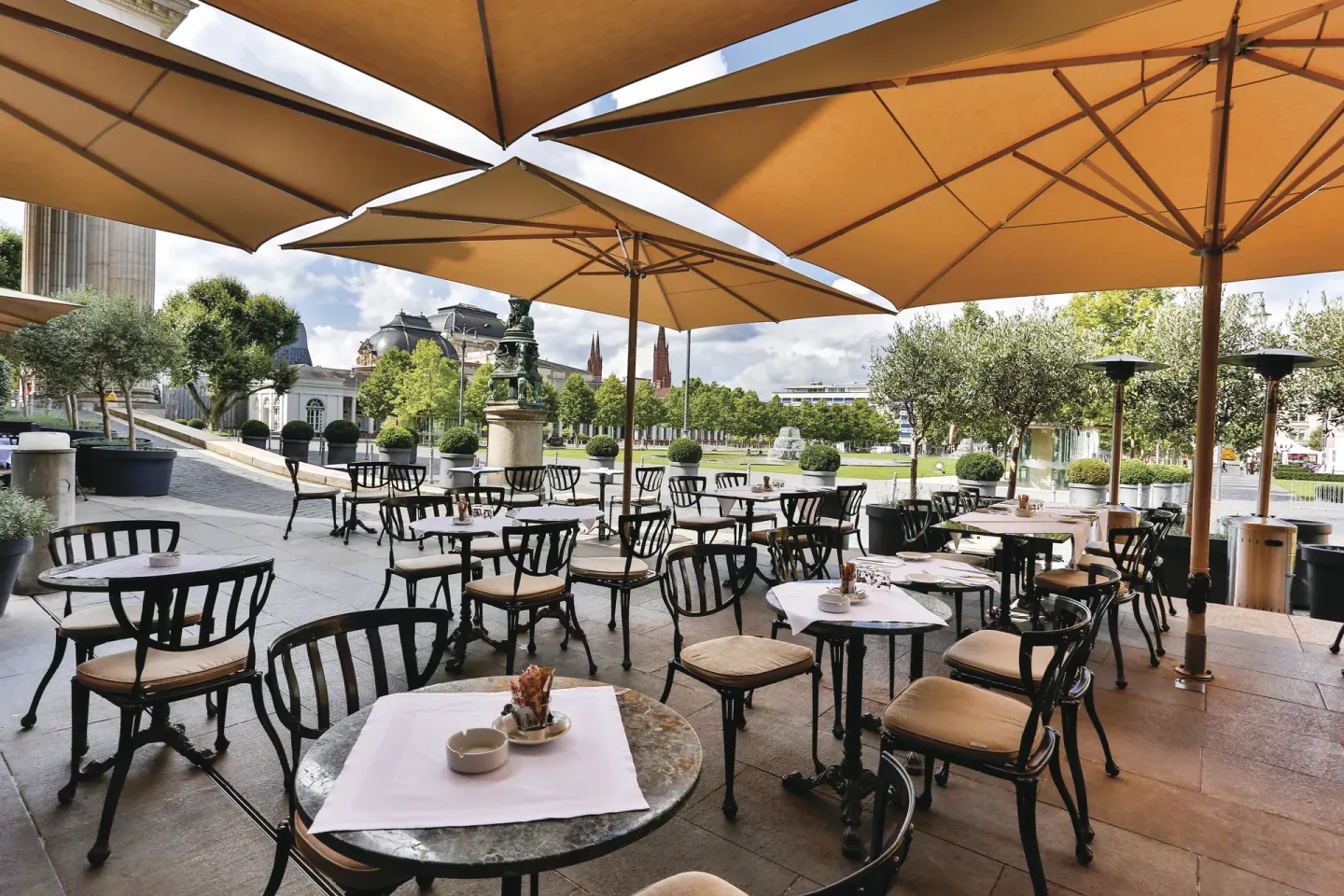 Sonnenschirme für gewerbliche und öffentliche Bereiche Sonnenschirme für gewerbliche und öffentliche Bereiche