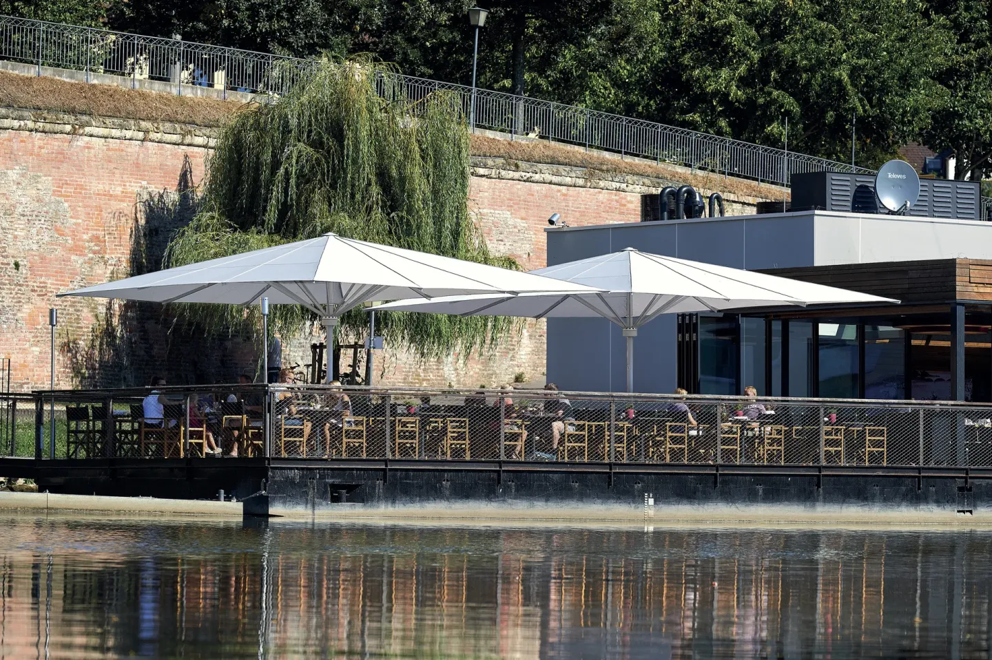 Sonnenschirme für gewerbliche und öffentliche Bereiche Sonnenschirme für gewerbliche und öffentliche Bereiche