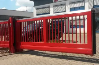 Drehflügel- und Schiebe-Einfahrtstore
