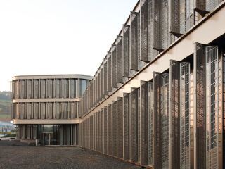 Wenn Fassaden Marke zeigen: Sonnenschutz wird Architektur