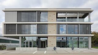Dreh- und raffbare Lamellen – variable Sonnenschutzsysteme für die Architektur Dreh- und raffbare Lamellen – variable Sonnenschutzsysteme für die Architektur