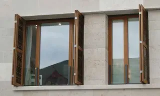 Schiebefaltläden als Sonnen- und Sichtschutz Schiebefaltläden als Sonnen- und Sichtschutz