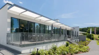 Sonnenschutzlamellen als Sonnen- und Sichtschutz Sonnenschutzlamellen als Sonnen- und Sichtschutz