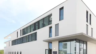 Sonnenschutzlamellen als Sonnen- und Sichtschutz Sonnenschutzlamellen als Sonnen- und Sichtschutz