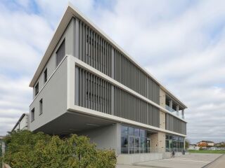 Drehen, raffen, parken: Sonnenschutzlamellen als bewegliches Fassadenelement