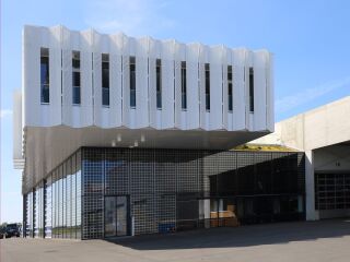 Sonnenschutz in Übergröße – als Teil der Architektur gedacht