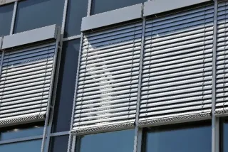 Abdichtungs- und Befestigungssysteme für die Fenster- und Fassadenmontage Abdichtungs- und Befestigungssysteme für die Fenster- und Fassadenmontage