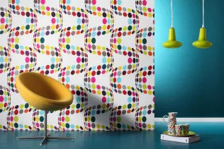 Raum mit farbenfrohem Wanddesign und modernem Sessel, ergänzt durch stilvolle Pendelleuchten