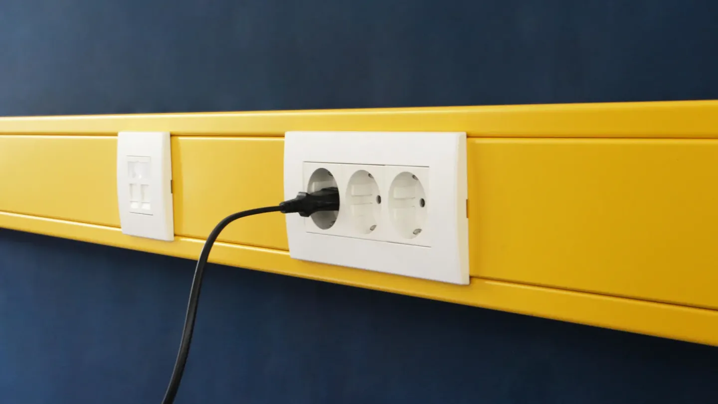 Brüstungskanäle: Wandnahe Kabel- und Leitungsführung Brüstungskanäle: Wandnahe Kabel- und Leitungsführung