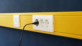 Brüstungskanäle: Wandnahe Kabel- und Leitungsführung Brüstungskanäle: Wandnahe Kabel- und Leitungsführung