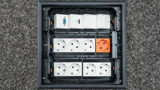 Einbaugeräte Modul 45: Steckdosen und Datendosen platzsparend integriert Einbaugeräte Modul 45: Steckdosen und Datendosen platzsparend integriert