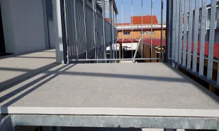 Freitragende Balkonbodenplatten und Treppenstufen aus Polymerbeton Freitragende Balkonbodenplatten und Treppenstufen aus Polymerbeton