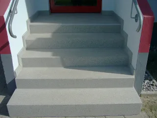 Freitragende Balkonbodenplatten und Treppenstufen aus Polymerbeton Freitragende Balkonbodenplatten und Treppenstufen aus Polymerbeton