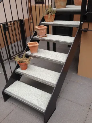 Freitragende Balkonbodenplatten und Treppenstufen aus Polymerbeton Freitragende Balkonbodenplatten und Treppenstufen aus Polymerbeton