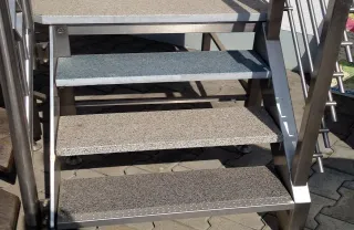 Freitragende Balkonbodenplatten und Treppenstufen aus Polymerbeton Freitragende Balkonbodenplatten und Treppenstufen aus Polymerbeton