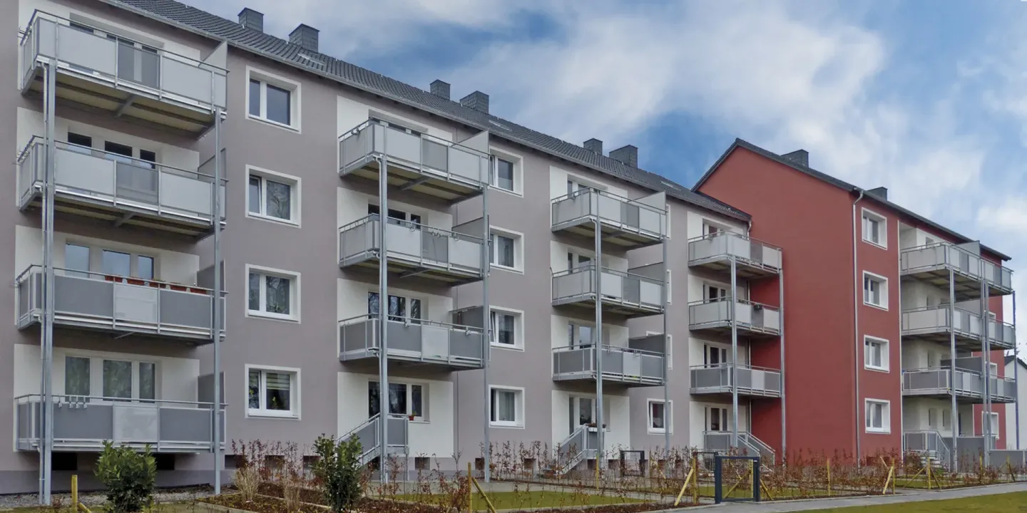 Freitragende Balkonbodenplatten und Treppenstufen aus Polymerbeton Freitragende Balkonbodenplatten und Treppenstufen aus Polymerbeton