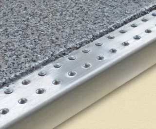 Freitragende Balkonbodenplatten und Treppenstufen aus Polymerbeton Freitragende Balkonbodenplatten und Treppenstufen aus Polymerbeton