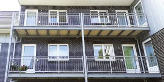 Freitragende Balkonbodenplatten und Treppenstufen aus Polymerbeton Freitragende Balkonbodenplatten und Treppenstufen aus Polymerbeton