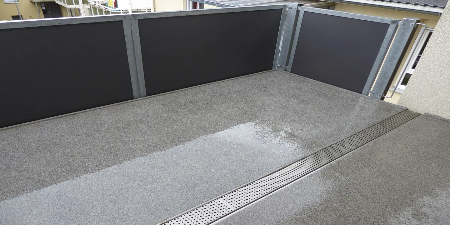 Freitragende Balkonbodenplatten und Treppenstufen aus Polymerbeton Freitragende Balkonbodenplatten und Treppenstufen aus Polymerbeton