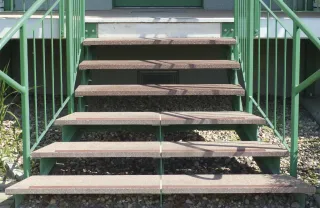 Freitragende Balkonbodenplatten und Treppenstufen aus Polymerbeton Freitragende Balkonbodenplatten und Treppenstufen aus Polymerbeton