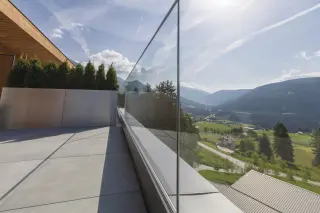 Geländerlösungen: Ganzglas-Geländer, Sichtschutz-Geländer, Pfosten-Geländer Geländerlösungen: Ganzglas-Geländer, Sichtschutz-Geländer, Pfosten-Geländer